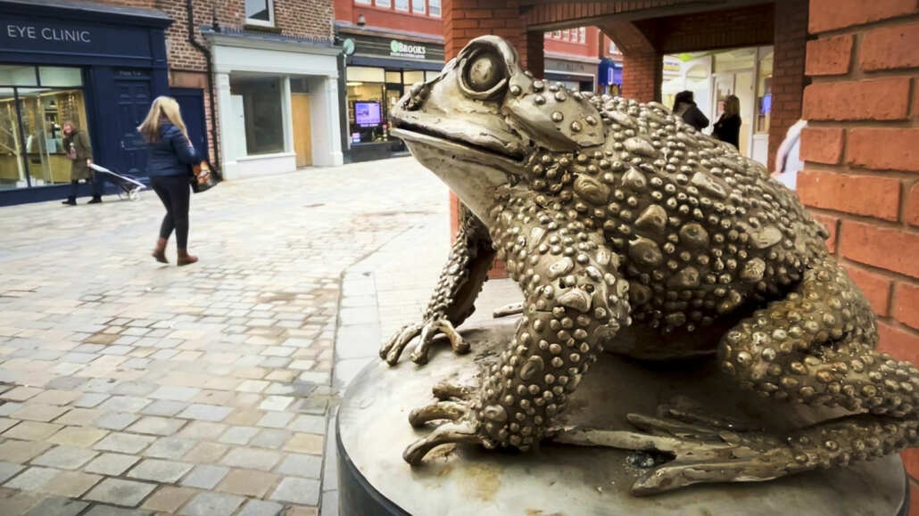 Sculpted metal frog as part of Shakespeare themed high street culture trail